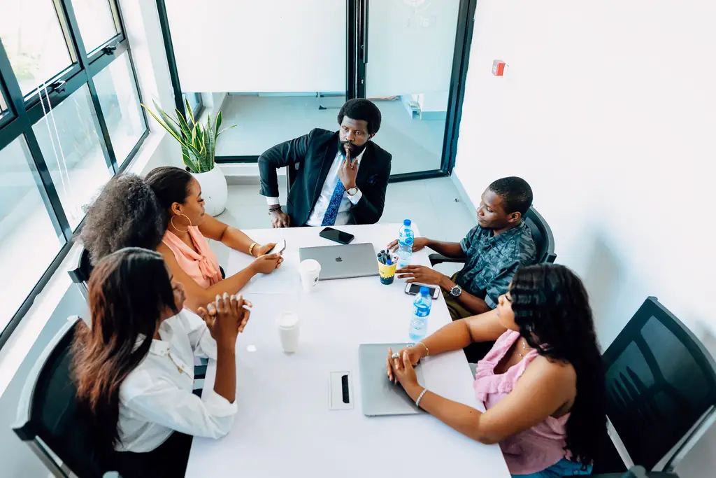 Réunion de travail autour d'une table dans une salle de conférence